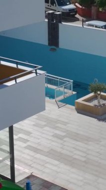 Açık havuz ve yeşillik. Havuzu olan sakin bir yerleşim bölgesinin havadan görünüşü.