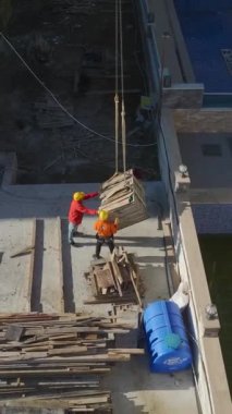 Mühendisler montaj işini denetliyor. İyi koordine edilmiş bir inşaat projesinin hava görüntüleri..