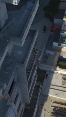 Duvar inşaatı ve beton işi. Profesyonel ve organize inşaat çalışmalarının hava görüntüleri.