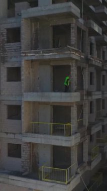 Duvar montajı ve beton işi. Dinamik ve üretken bir inşaat ortamının hava görüntüleri.