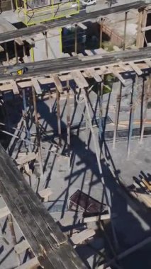 Duvarlar inşa eden yetenekli işçiler. İyi yönetilen ve dinamik konut projesinin hava görüntüleri..