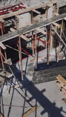 İşçilerin Beton Dökümlü ve Etkin Duvar Ereksiyonlu Konut İnşaatının Dikey Videosu