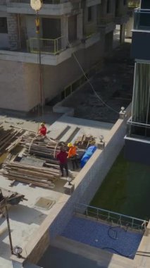 Vakıflar ve metal iskelet çalışmaları devam ediyor. Etkin ve canlı bir inşaat projesinin hava görüntüleri..