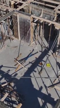 Beton ve duvar çalışmaları devam ediyor. Canlı ve detaylı bir inşaat ortamının hava görüntüleri..