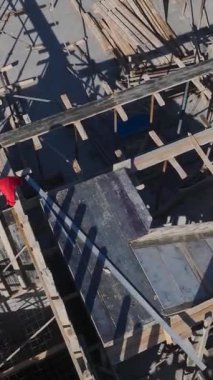 Beton döşeme ve kiriş yerleştirme devam ediyor. Ayrıntılı ve üretken bir bina projesinin hava görüntüleri..