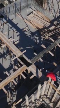 Duvar inşaatı ve plan gözden geçirme devam ediyor. Canlı ve dinamik bir konut projesinin hava görüntüleri..