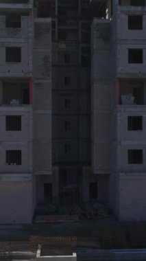 Metal kirişler ve duvar inşaatı devam ediyor. Profesyonel ve aktif bir inşaat ortamının hava görüntüleri.