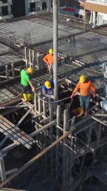 Beton dökülüyor ve duvarlar örülüyor. Üretken ve profesyonel bir bina ortamının hava görüntüleri.