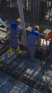 Bir Konut İnşaat Projesi İçin Duvarlar Döşeyen İşçilerin Dikey Videosu