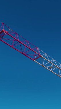 Metal kirişler ve duvarlar devrede. Yetenekli ve üretken bir konut projesinin hava görüntüleri..