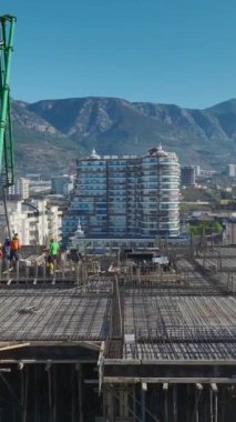 Beton dökme ve vinç işi. Canlı ve organize bir inşaat projesinin hava görüntüleri..