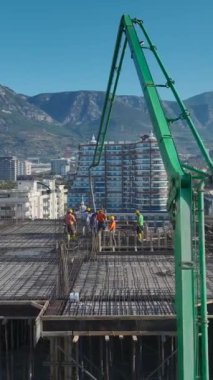 Beton ve vinç çalışmaları devam ediyor. Ayrıntılı ve canlı bir inşaat alanının hava görüntüleri..