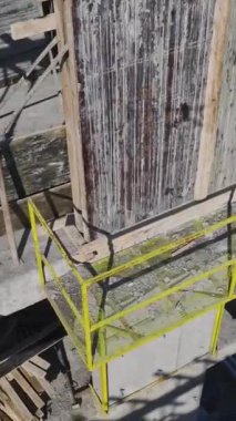 Turna kaldırma ve beton işçiliği. Yetenekli ve dinamik inşaat çalışmalarının hava görüntüleri.