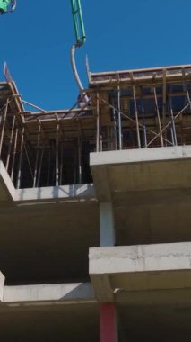 Turna operasyonları ve duvar montajı. Dinamik ve organize bir yerleşim projesinin hava görüntüleri.