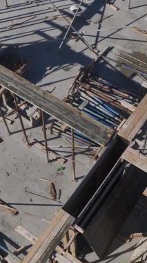 Mühendisler ve vinç asistanı. Canlı ve verimli bir inşaat alanının hava görüntüleri..