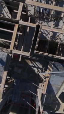 Beton dökme ve vinç çalışmaları devam ediyor. Yetenekli ve canlı inşaat çalışmalarının hava görüntüleri.
