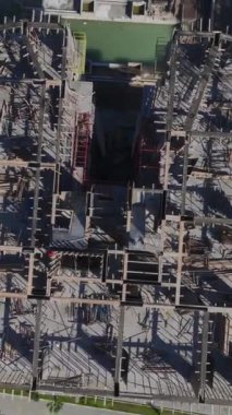 Turna ve mühendisler iş başında. Ayrıntılı ve organize bir yerleşim projesinin hava görüntüleri..