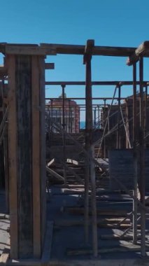 Turna ve beton operasyonları devam ediyor. Dinamik ve üretken bir inşaat alanının hava görüntüleri.