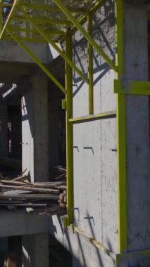 Turna operasyonları ve duvar binası. Canlı ve organize bir inşaat alanının hava görüntüleri..