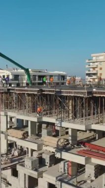 Mühendisler ve vinç operasyonları devam ediyor. Yetenekli ve profesyonel bir inşaat alanının hava görüntüleri..