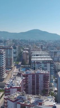 Sokaklar, parklar ve binalar. Dengeli ve güzel bir şehir manzarası.