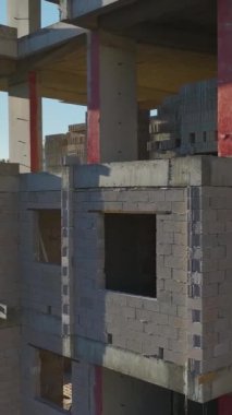 Duvar inşaatı ve vinç operasyonları. Yoğun ve iyi yönetilen bir inşaat alanının hava görüntüleri..