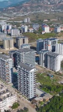 Temel taşma ve vinç kaldırma. Yoğun ve verimli bir konut projesinin hava görüntüleri..