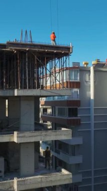 Crane Yapı Kirişleri ve İşçi Duvarları Kurulumunu Gözetleyen Mühendislerin Dikey Videosu