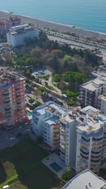 Gökdelenler ve açık gökyüzü. Hareketli, modern bir şehrin hava görüntüleri..