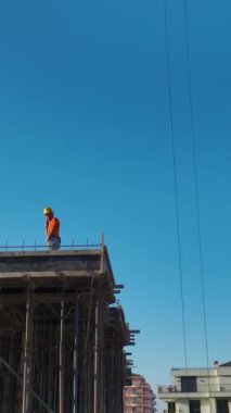 Vakıf işleri ve vinç operasyonları. Canlı ve verimli bir konut projesinin hava görüntüleri..