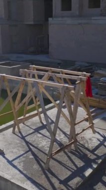 Turna ve duvar montajı devam ediyor. Ayrıntılı ve üretken bir inşaat projesinin hava görüntüleri..