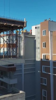 Beton dökme ve vinç kaldırma. Dinamik ve üretken bir inşaat alanının hava görüntüleri.