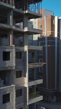 Beton ve vinç çalışmaları devam ediyor. Ayrıntılı ve profesyonel bir inşaat ortamının hava görüntüleri.