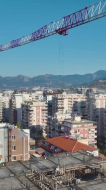 Turna ve duvar inşaatı devam ediyor. Dinamik ve üretken bir bina projesinin hava görüntüleri.