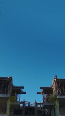 Turna ve temel çalışmaları devam ediyor. Yetenekli ve organize bir inşaat projesinin hava görüntüleri..