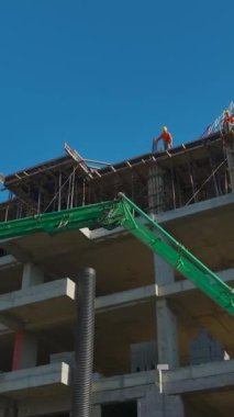 Duvar inşaatı ve vinç operasyonları. Dinamik ve profesyonel bir inşaat alanının hava görüntüleri.