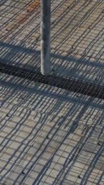 Turna ve duvar inşaatı devam ediyor. Canlı ve dinamik bir konut projesinin hava görüntüleri..