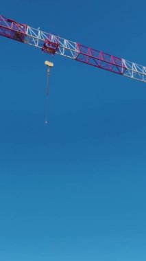 Mühendisler ve vinç iş başında. Dinamik ve üretken bir inşaat ortamının hava görüntüleri.