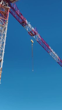 Turna kaldırma ve beton döşeme devam ediyor. Canlı ve profesyonel bir inşaat projesinin hava görüntüleri..