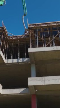 Beton dökme ve vinç işi. Üretken ve organize bir yerleşim projesinin hava görüntüleri.