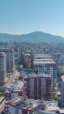Vinç kaldırma ve temel işi. Canlı ve üretken bir inşaat ortamının hava görüntüleri..