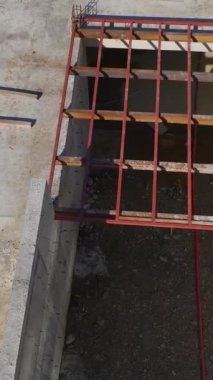 Turna kaldırma ve beton döşeme devam ediyor. Üretken ve profesyonel bir bina projesinin hava görüntüleri.