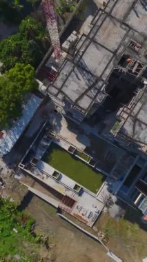 Vakıf işi ve vinç kaldırma devam ediyor. Profesyonel ve üretken bir inşaat alanının hava görüntüleri..