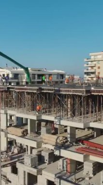 Duvar inşaatı ve vinç kaldırılıyor. Canlı ve yetenekli bir bina ortamının hava görüntüleri..