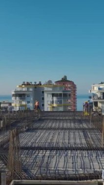 Mühendisler ve vinç işbirliği içinde. Üretken ve profesyonel bir konut projesinin hava görüntüleri.