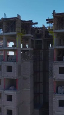 Mühendisler ve vinç operasyonları devam ediyor. Canlı ve profesyonel bir inşaat projesinin hava görüntüleri..