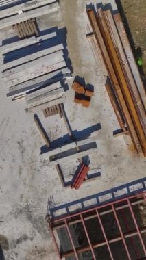 Çerçeve yerleştirme ve vinç kaldırma devam ediyor. Canlı ve detaylı bir bina ortamının hava görüntüleri..