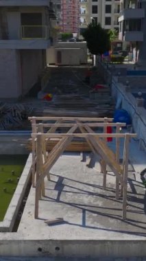 Beton dökme ve vinç çalışmaları devam ediyor. Yoğun ve organize bir inşaat projesinin hava görüntüleri..