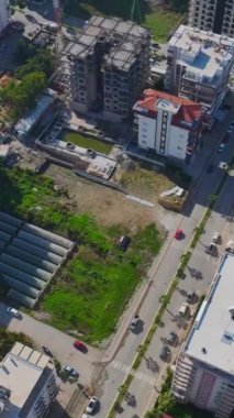Beton dökme ve vinç çalışmaları devam ediyor. Üretken ve profesyonel bir inşaat alanının hava görüntüleri.