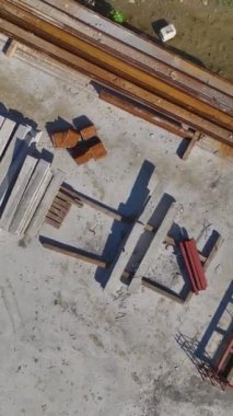 İşçilerle Konut İnşaatının Dikey Videosu ve Vakıflar İçin İşbirliği Yapan Crane Videosu